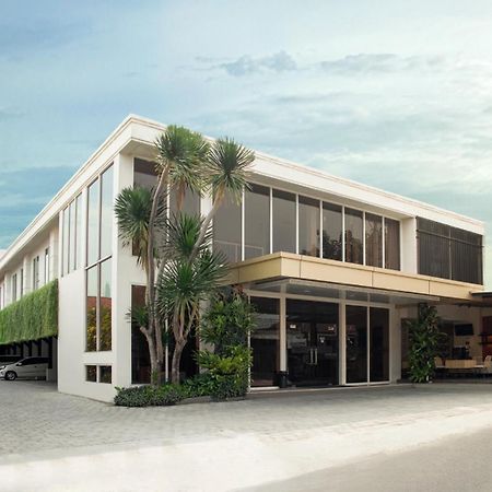 Aveon Express Hotel By Daphna International Джокьякарта Экстерьер фото
