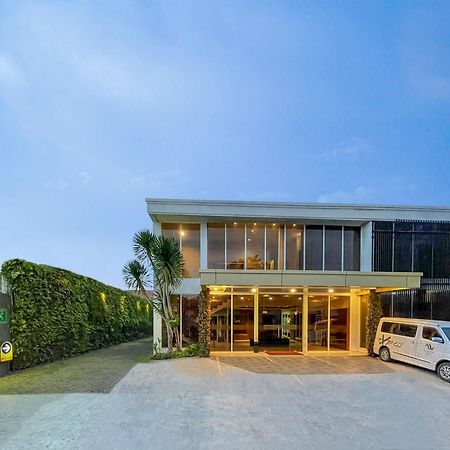 Aveon Express Hotel By Daphna International Джокьякарта Экстерьер фото