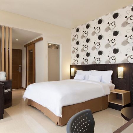 Aveon Express Hotel By Daphna International Джокьякарта Экстерьер фото