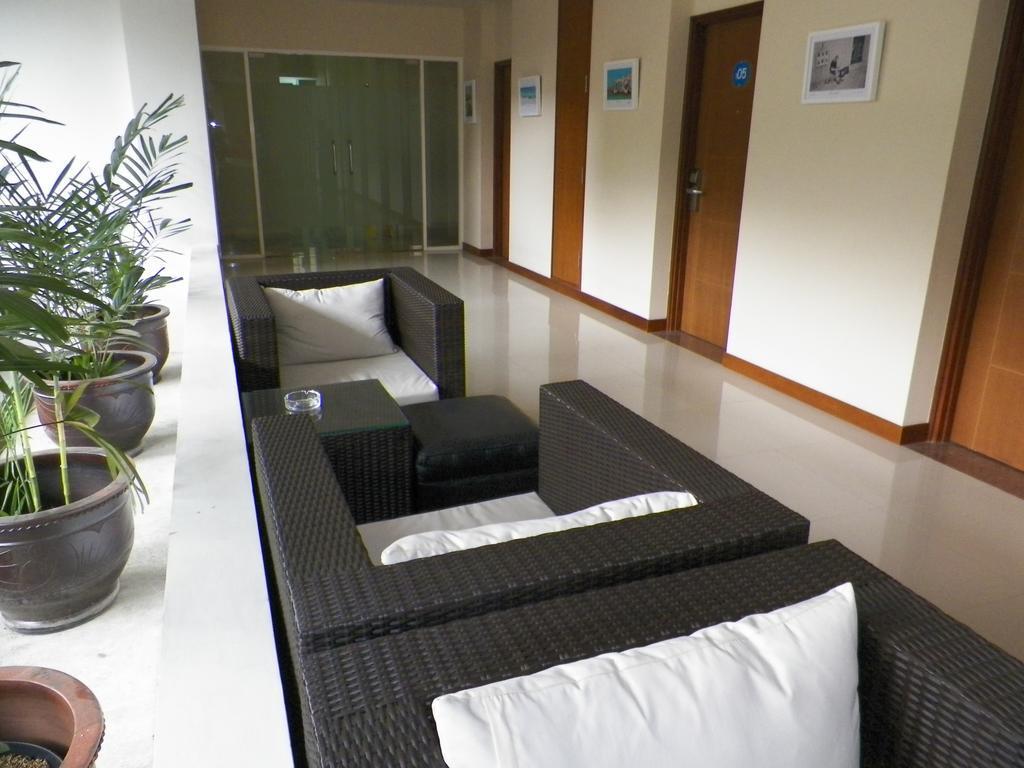 Aveon Express Hotel By Daphna International Джокьякарта Экстерьер фото