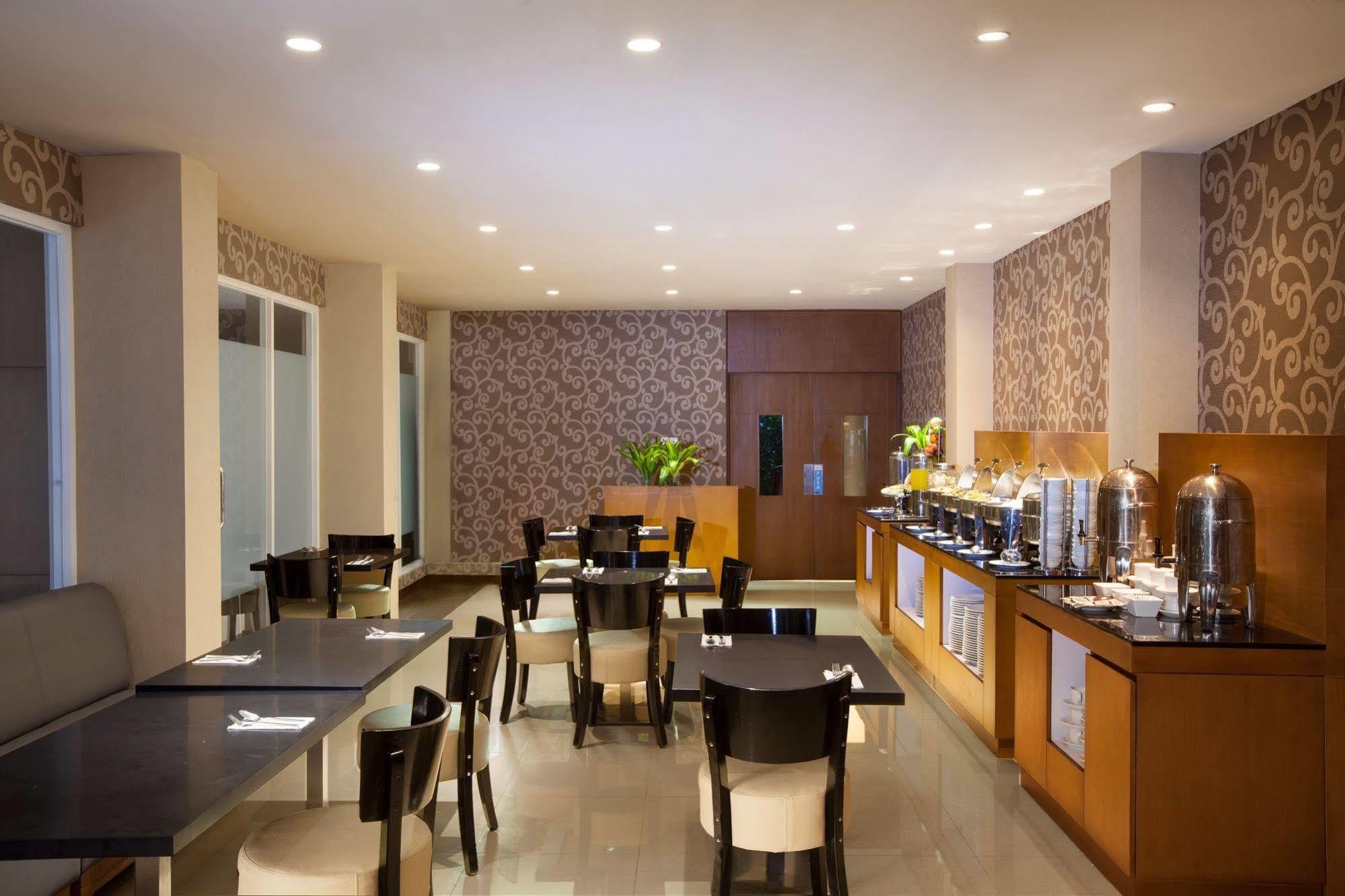 Aveon Express Hotel By Daphna International Джокьякарта Экстерьер фото