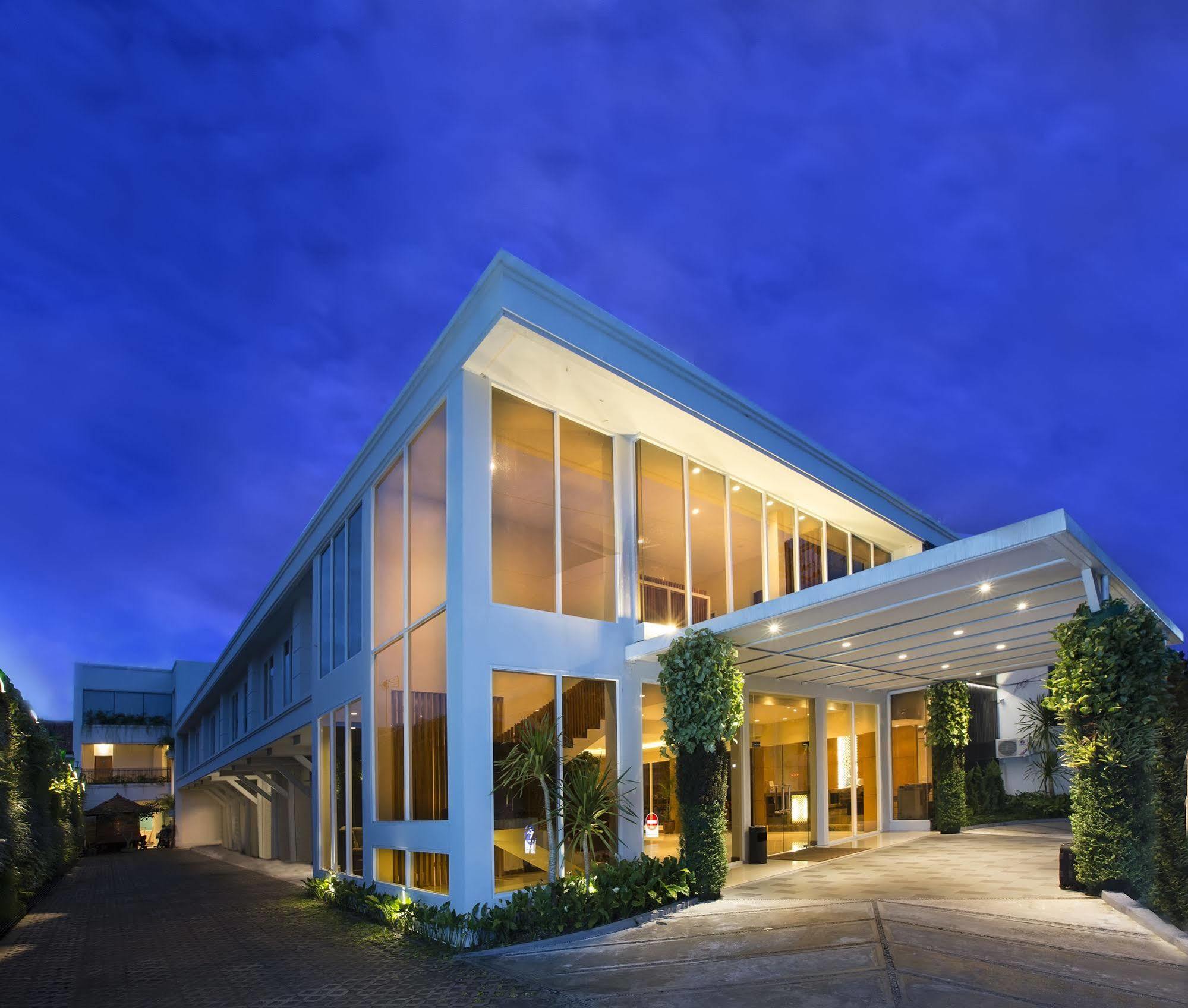 Aveon Express Hotel By Daphna International Джокьякарта Экстерьер фото