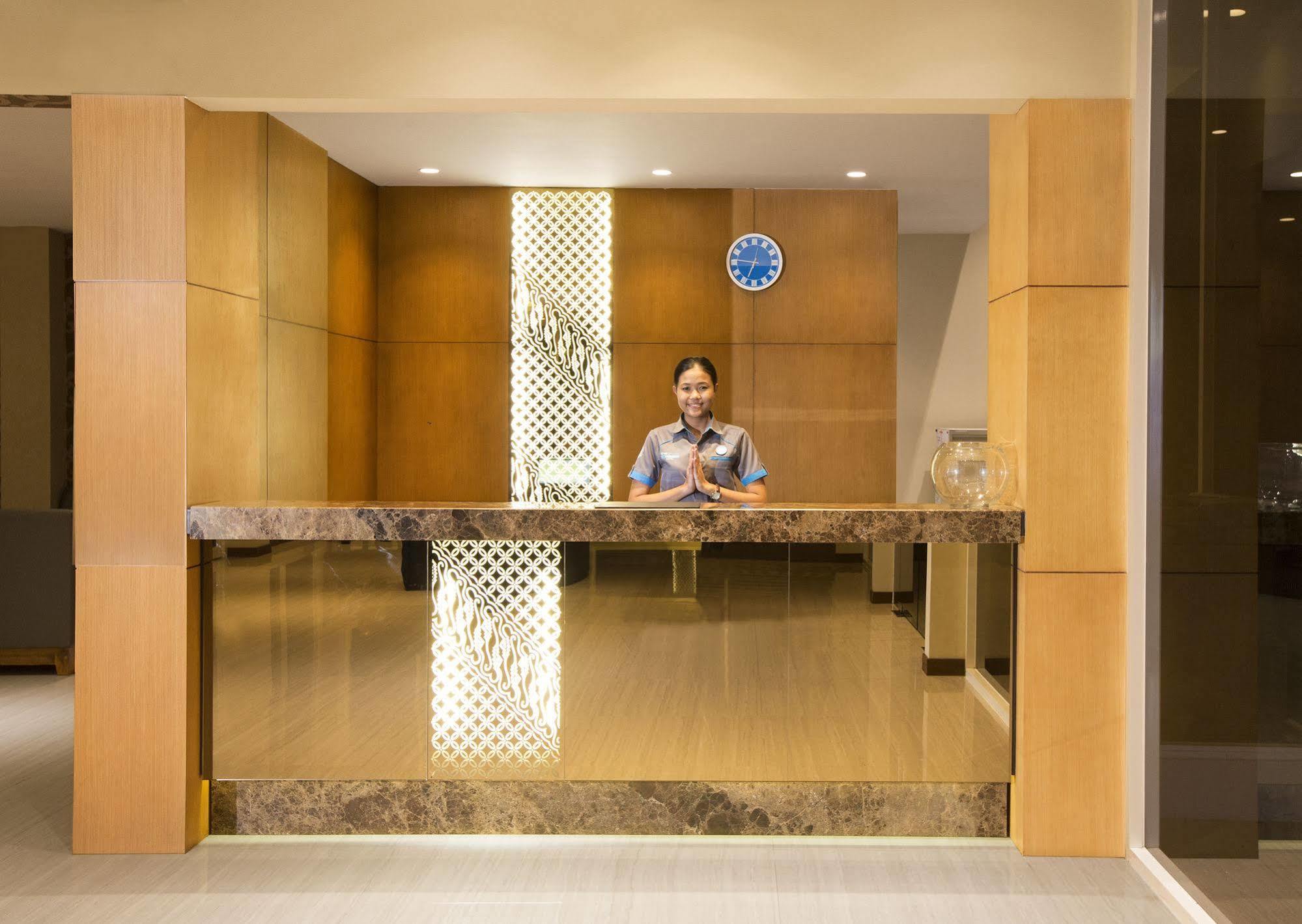 Aveon Express Hotel By Daphna International Джокьякарта Экстерьер фото