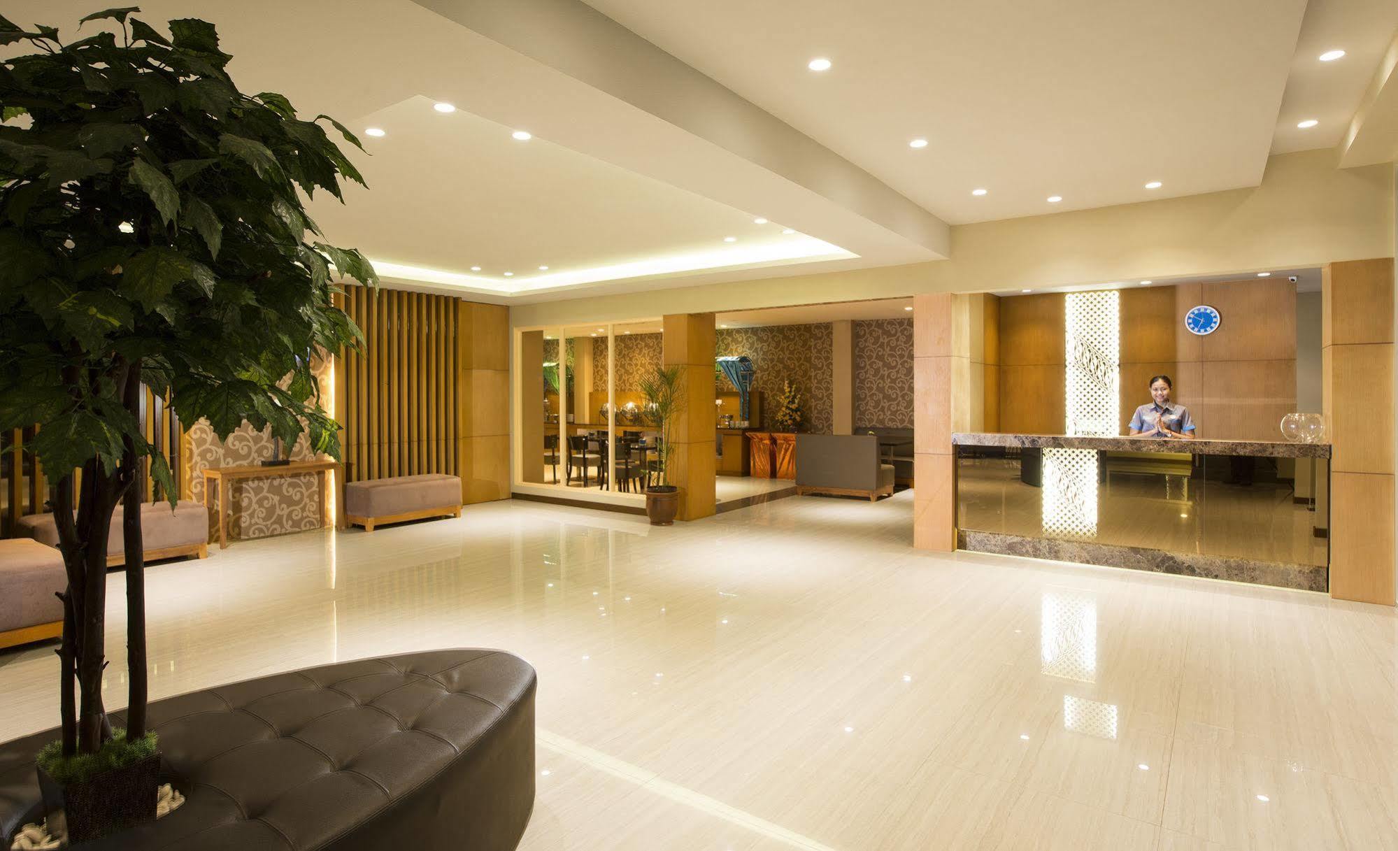 Aveon Express Hotel By Daphna International Джокьякарта Экстерьер фото